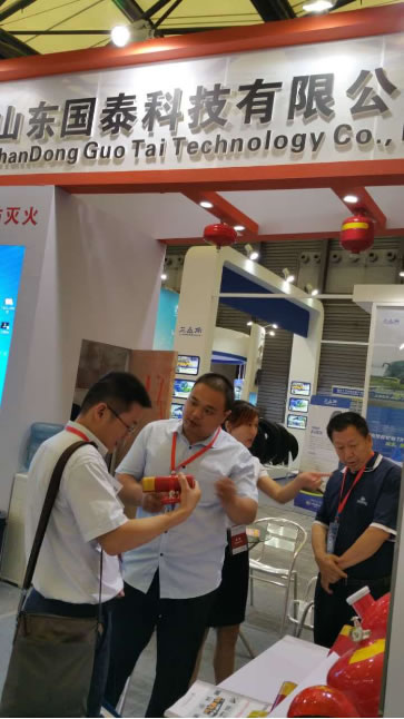 图2 工作人员向观众讲解车载超细干粉自动365BET导航_365比分网_微软365企业版
装置工作原理