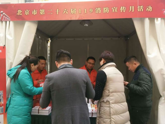 图7 公司工作人员向参观人员讲解公司自动365BET导航_365比分网_微软365企业版
产品