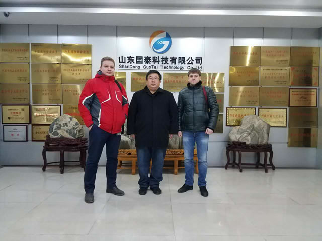 图3 研究员与国泰科技总经理(中)合影留念