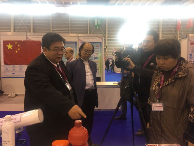 图8 国泰科技总经理(左1)接受中央电视台驻瑞士记者采访