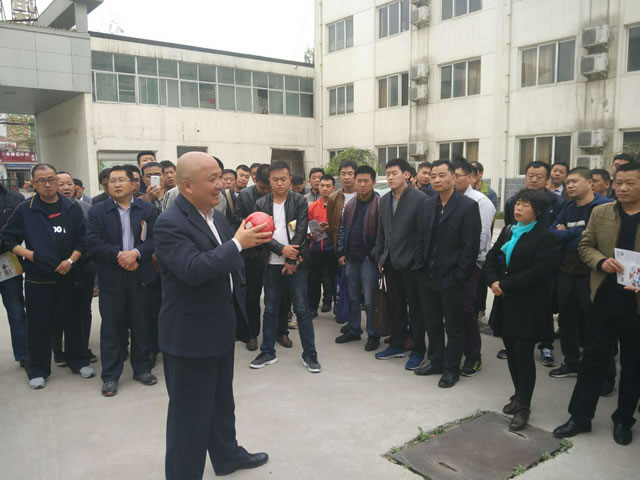 图3 国泰科技消防工程师为学员讲解干粉365BET导航_365比分网_微软365企业版
球工作原理