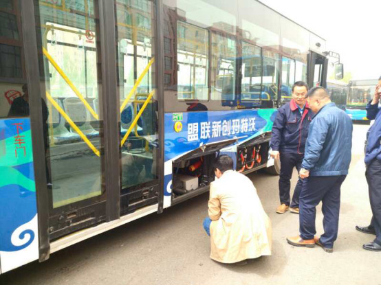 图1 安装有国泰科技发动机舱专用超细干粉365BET导航_365比分网_微软365企业版
装置的公交车
