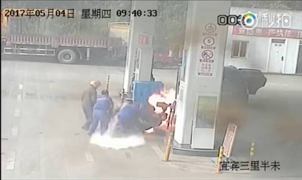 视频监控记录下了这惊心动魄的一幕