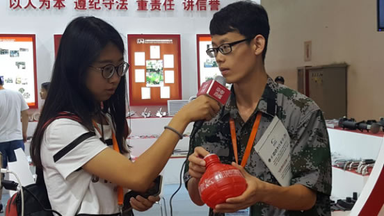 图9 南方都市报记者采访我公司消防工程师