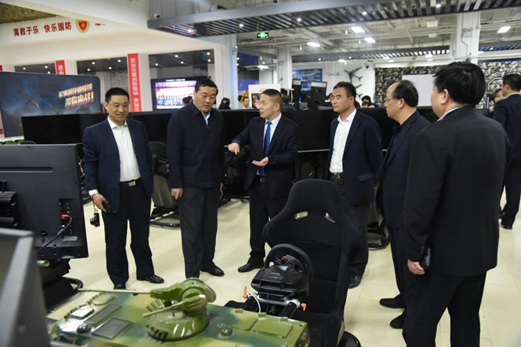 图8 展市长(左2)在北京国防教育基地进行参观考察