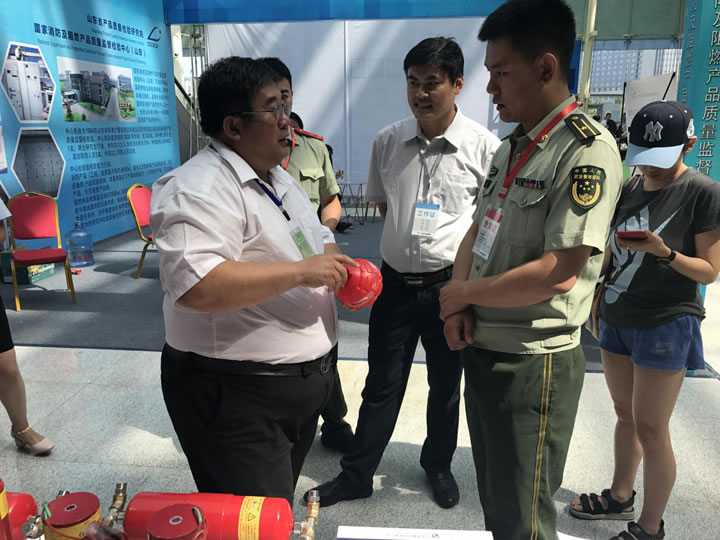 图5 国泰科技总经理向武警官兵介绍舰船用投掷式超细干粉365BET导航_365比分网_微软365企业版
器