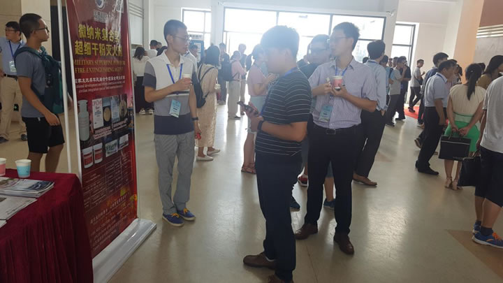 图3 与会人员了解国泰科技超细干粉365BET导航_365比分网_微软365企业版
剂产品