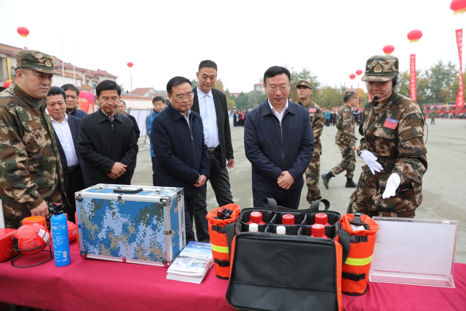 图2 张涛副书记到国泰科技展区参观指导